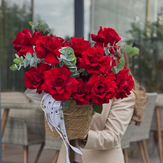 Корзина с французской алой розой