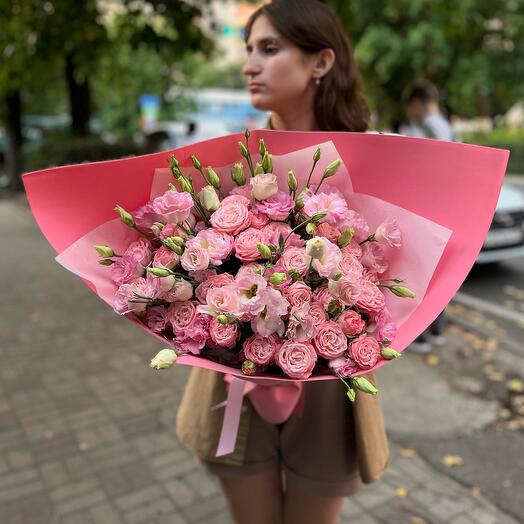 Букет из кустовых роз и эустомы