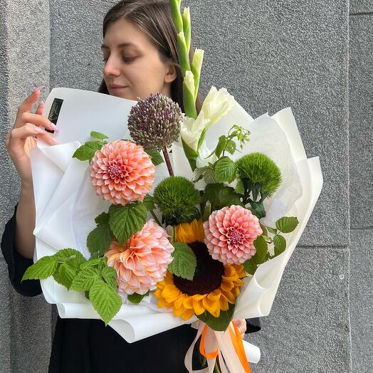 Букет «Солнечное касание» в коробке: георгин Peaches and Cream, подсолнух, аллиум, гвоздика Киви Меллоу, гладиолус, малина