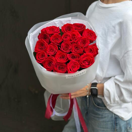 Стильный букет из 21 красной розы 50 см в оформлении