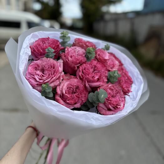 Монобукет из 11 пионовидных роз Кантри блюз  с эвкалиптом