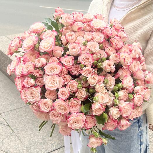 Букет из розовой кустовой розы