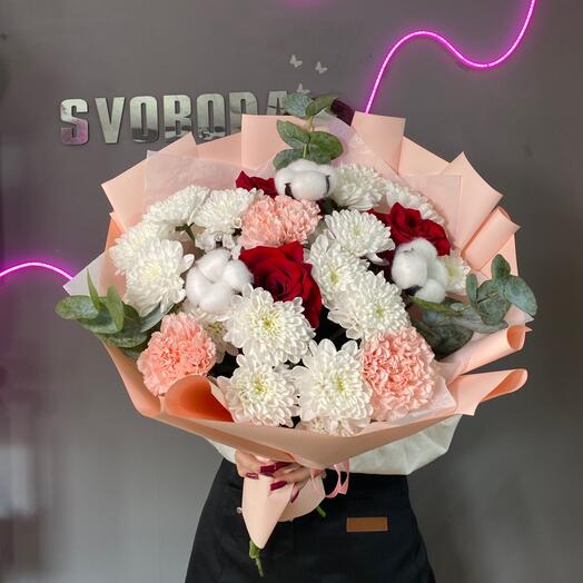 Хризантема, роза, эвкалипт, диантус, хлопок в букете💐