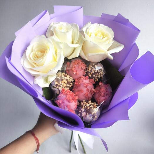 Букет клубника в шоколаде с белыми розами 🌹🍓