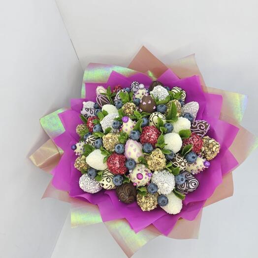 Букет 45 клубник в шоколаде с голубикой и мятой арт. 3705