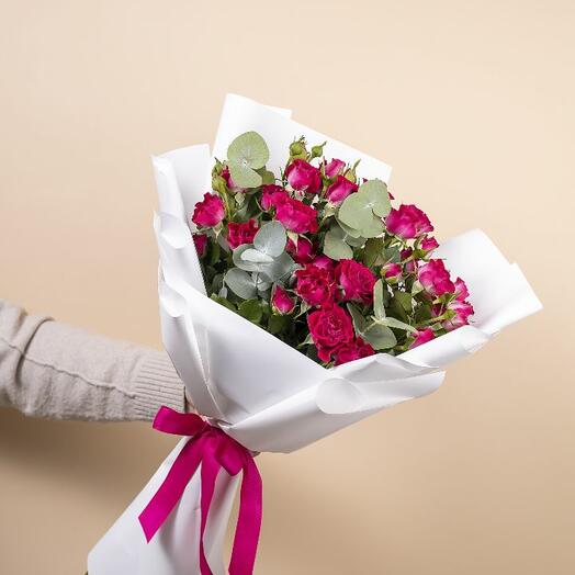 Букет из кустовой розы Черри Блоссомс с эвкалиптом