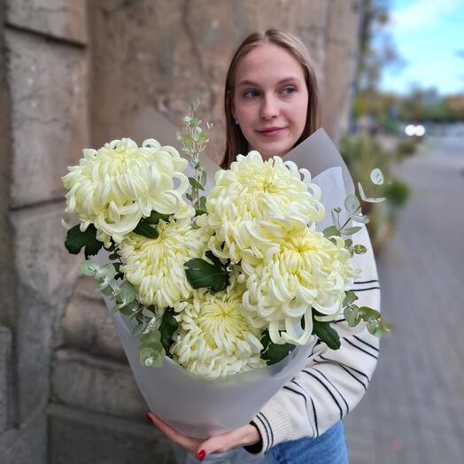 Букет с белыми хризантемами Виена и эвкалиптом