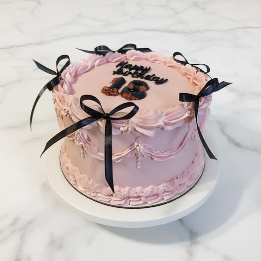 Торт с рюшами и надписью "Happy Birthday" и цифрой, черные бантики 2 кг