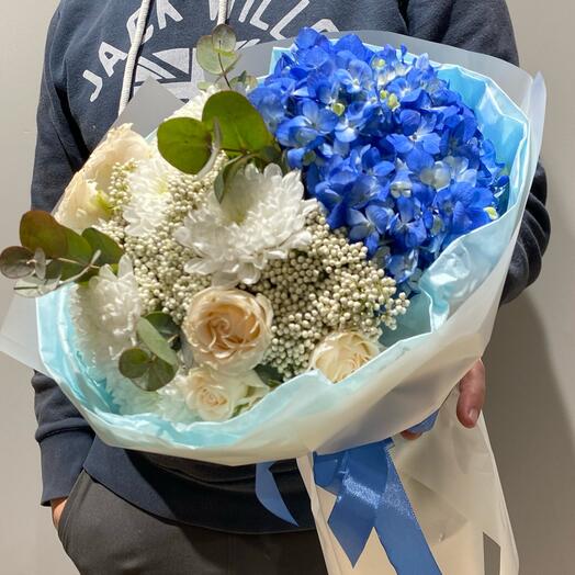 Букет с голубой гортензией