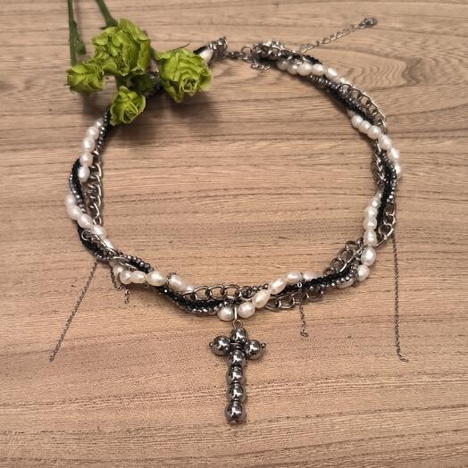 Чокер из речного жемчуга, шпинели, цепей с подвеской крест