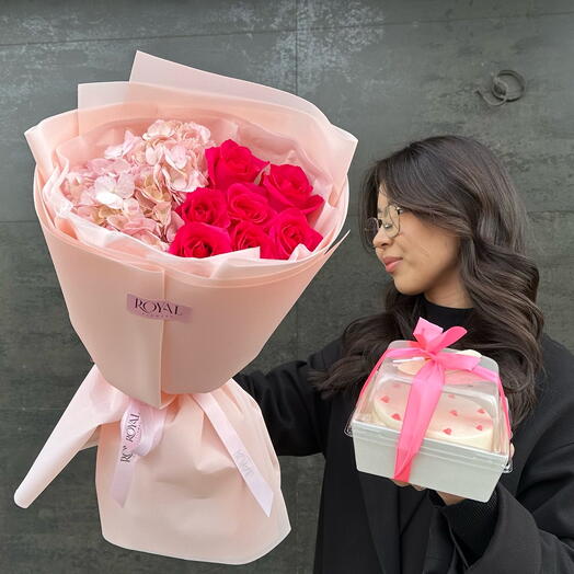 Комбо из роз и гортензии с бенто тортом