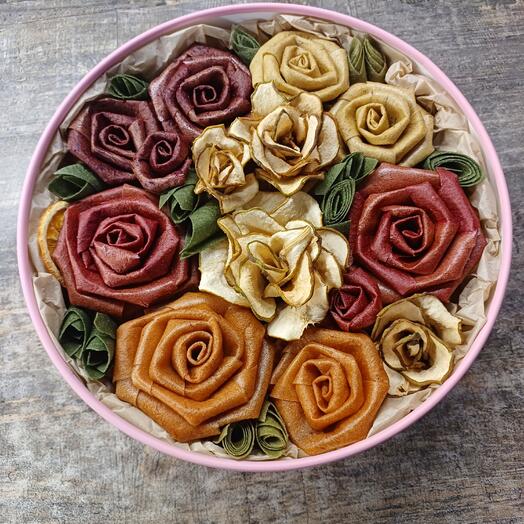 Круглая коробка с пастилой и сухофруктами