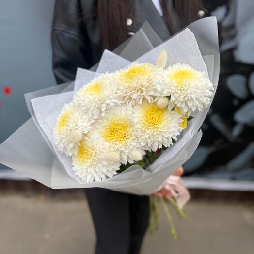 Букет из одноголовых хризантем с лагурусом в упаковке