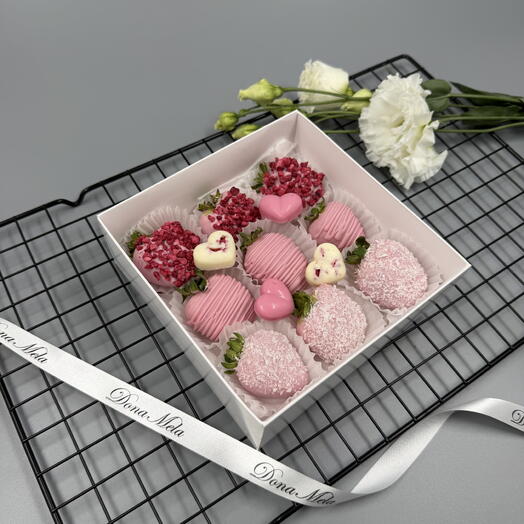 Клубника в шоколаде с шоколадными сердцами