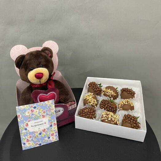 Подарочный набор клубники в шоколаде с Choco мишкой