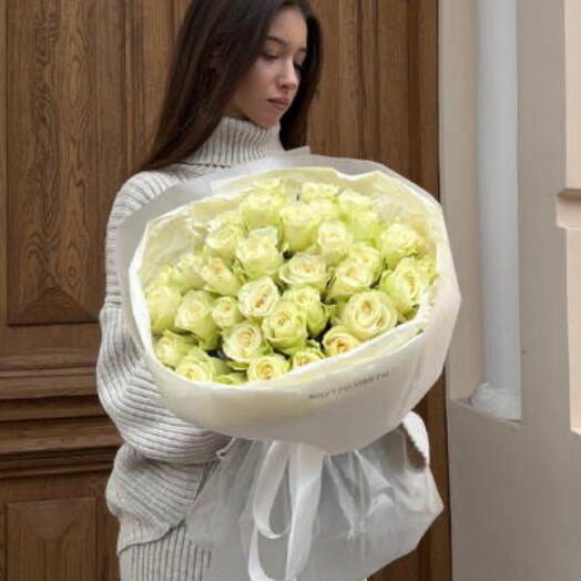 35 импортных белых роз 50 см