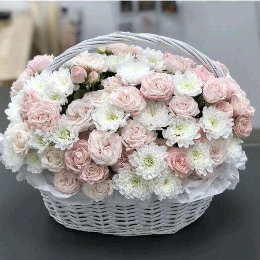 Карзина с нежными цветами