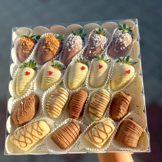 Клубника ,банан и финики в шоколаде «Сладкий подарок box»