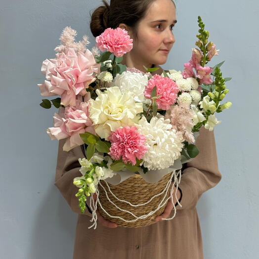 Цветочная композиция из диантуса, львиного зева, аспарагуса, хризантемы шарики, французской розой, белой хризантемы 013