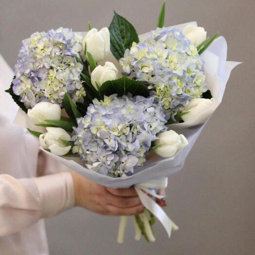 Букет из голубых гортензий и белых тюльпанов