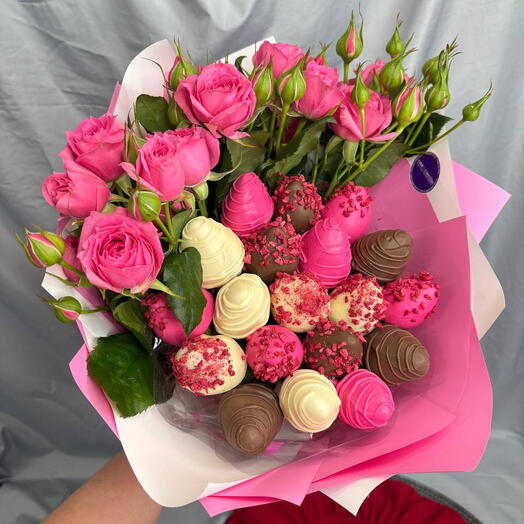 Яркий букет из клубники в шоколаде с цветами. Подарок коллеге, маме , день влюбленных, день рождения