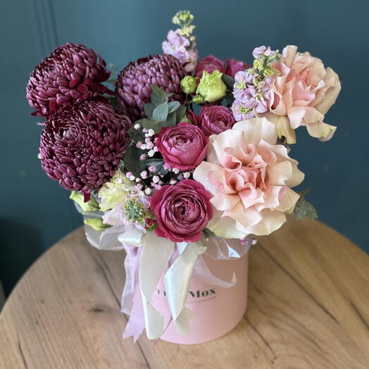 Цветы в коробке с хризантемой бигуди 💜