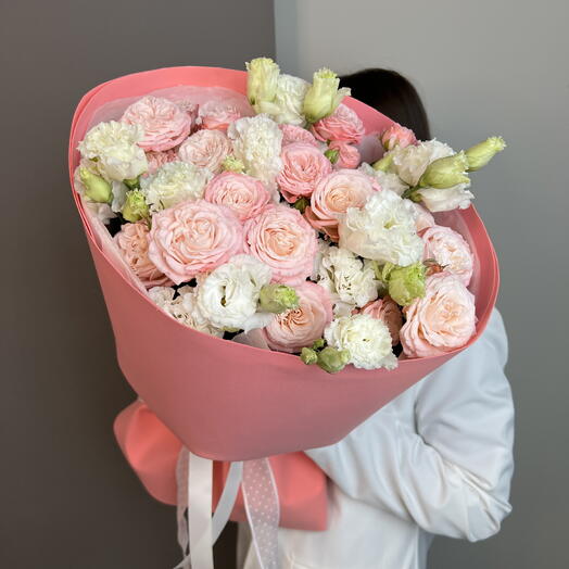 Нежный букет с кустовыми пион розами и эустомой «Молекула Rose» (размер М)