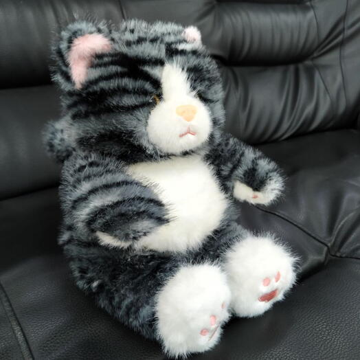 Котёнок 22 см высотой, полосатый, чёрно-серый
