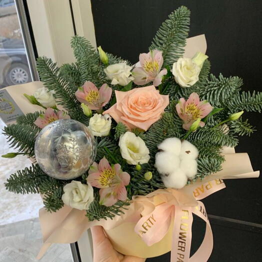 Композиция из нобилиса с цветами