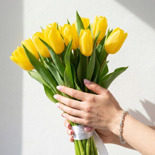 Букет из 21 жёлтого тюльпана «Strong Gold» — солнечная гармония