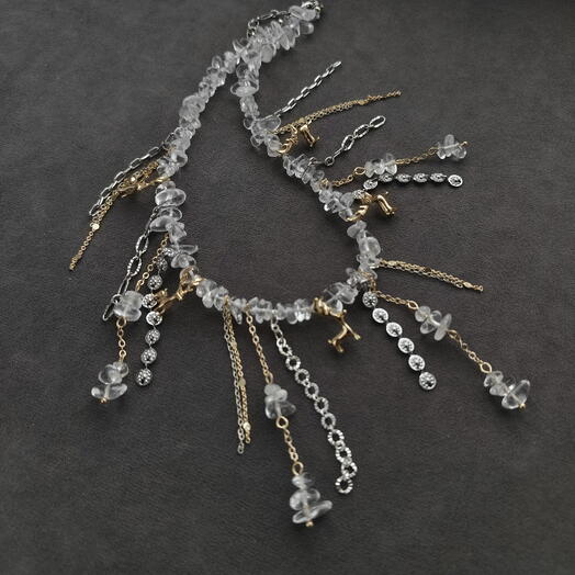 Колье биколор из прозрачного кварца с оленями и цепочками