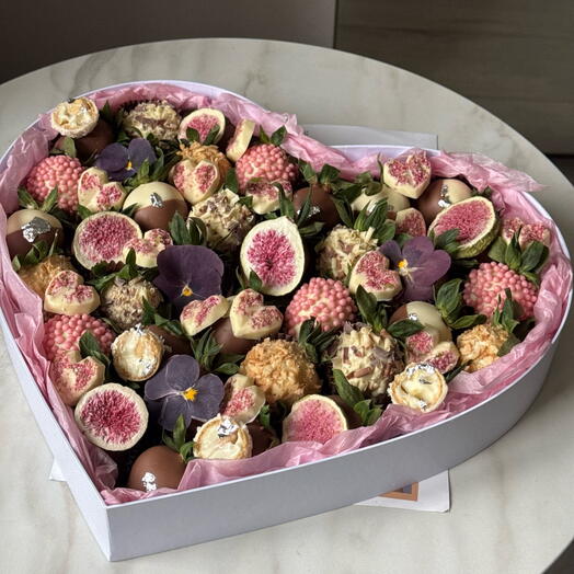 Набор «сердце» с клубникой в шоколаде