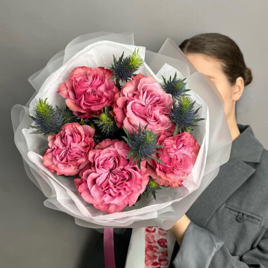Rosas peonías y eringium