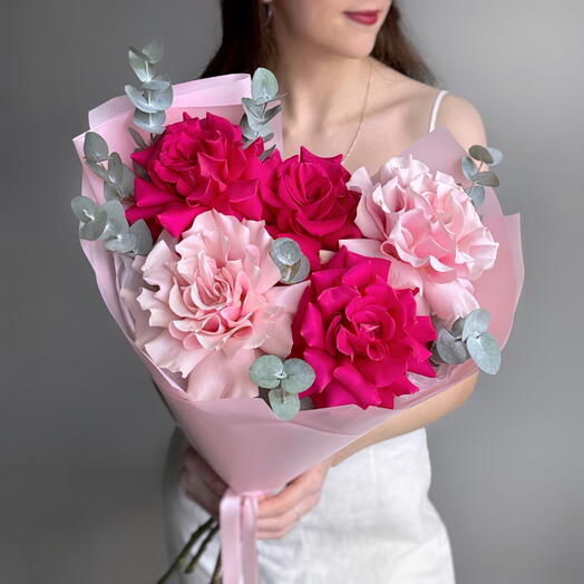 Стильный яркий букет розовые французские розы и эвкалипт