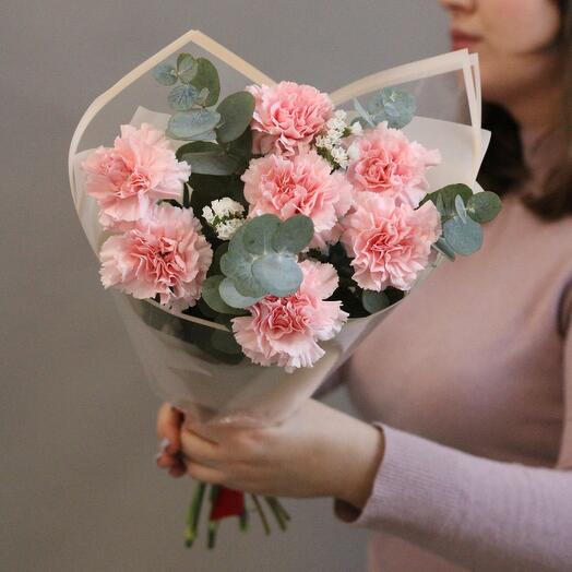 7 нежно розовых гвоздик с веточками статицы