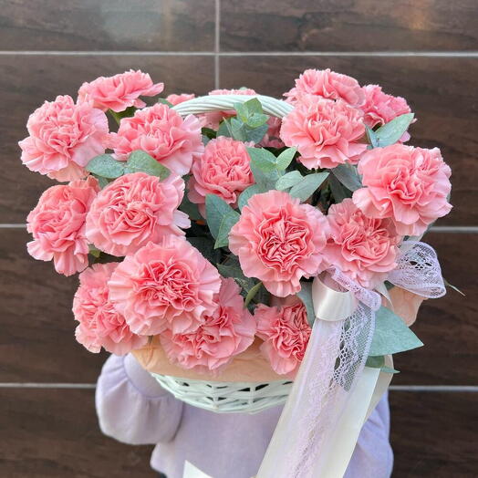 Корзина с розовыми диантусами и эвкалиптом