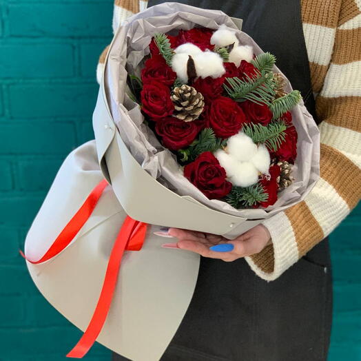 Букет из красных роз, нобилиса и хлопка