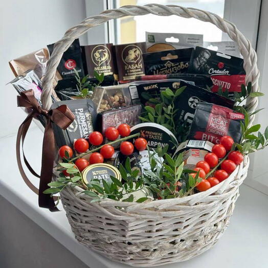 Подарочная корзина с колбасами