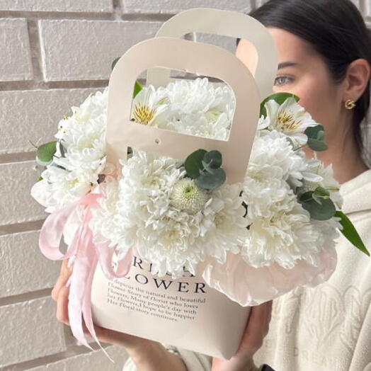 Искренний комплимент🌸 композиция в сумочке из хризантемы и альстромерии