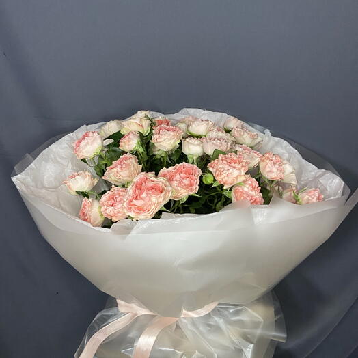 Букет из коралловых кустовых роз