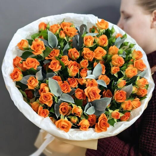 Букет из 13 оранжевых кустовых роз с веточками белого рускуса (арт.3737)