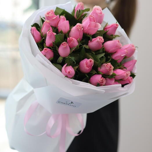 25 розовых роз в оформлении
