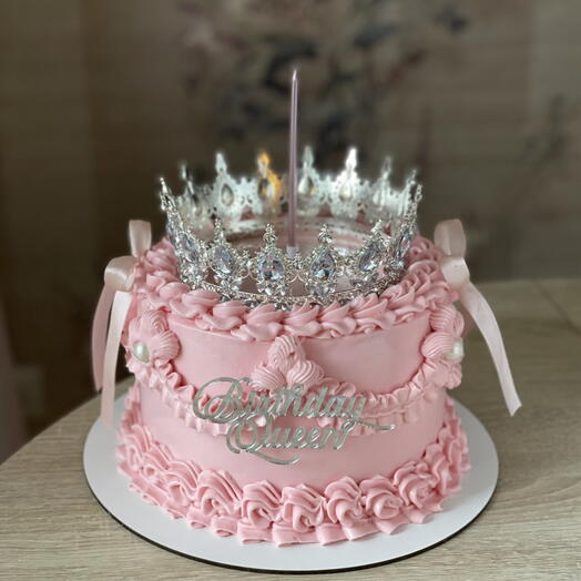 Торт с короной, рюшами и бантиками "Birthday queen"