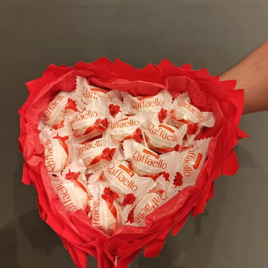 Сладкий букет «Raffaello: цветочная композиция в форме сердца»