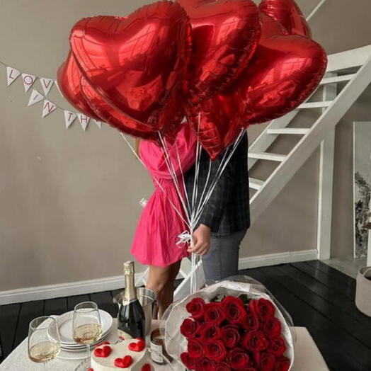 Комбо красные розы шары и бенто торт