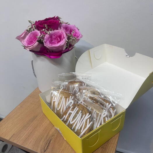 Цветы розы + бокс печенья Chunky