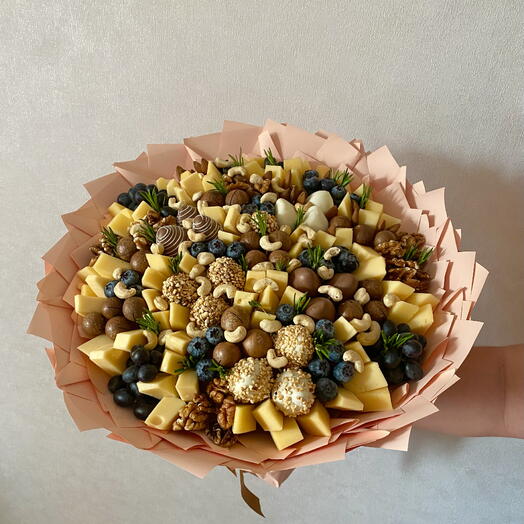 Будет из клубники в шоколаде с сырами