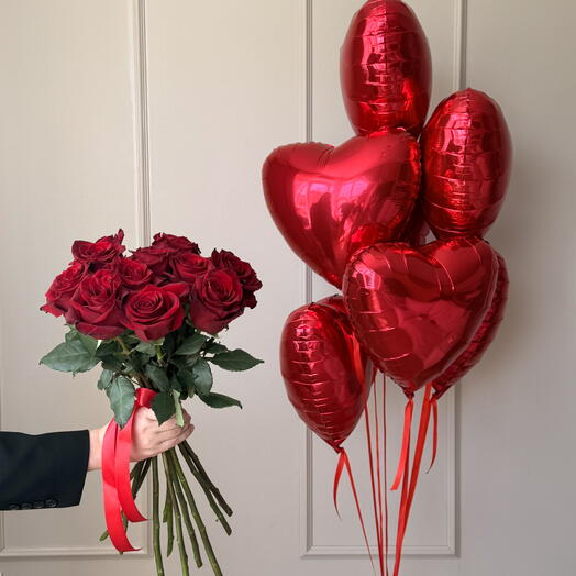 Красные розы с воздушными шарами сердцами Комбо набор "Роза и сердца"