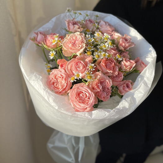 Букет из кустовых роз и ромашек 🌼