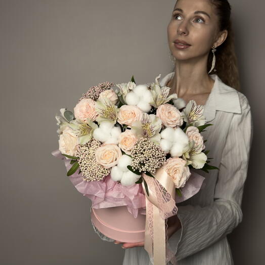 Коробка с пионовидными кустовыми розами и хлопком